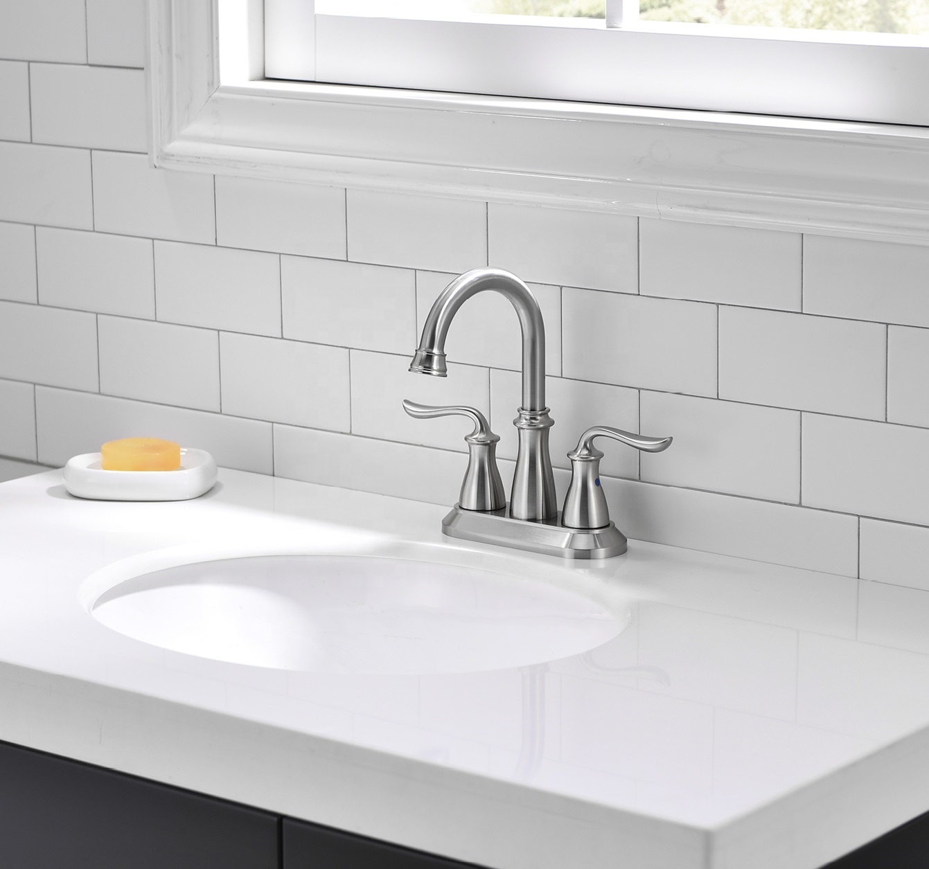 Drehbarer Badezimmer-Wasserhahn, gebürstetes Nickel, Badezimmer-Wasserhahn, drei Löcher, Waschbecken-Wasserhahn